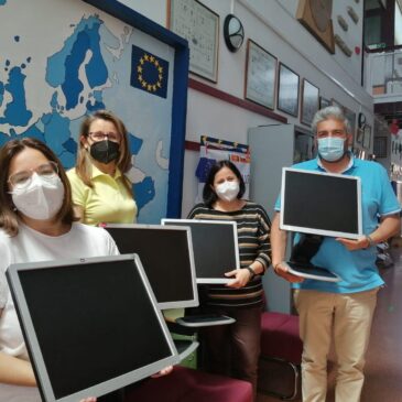 El AMPA Campanario y HM.CLAUSE donan 6 monitores para el Aula de Informática